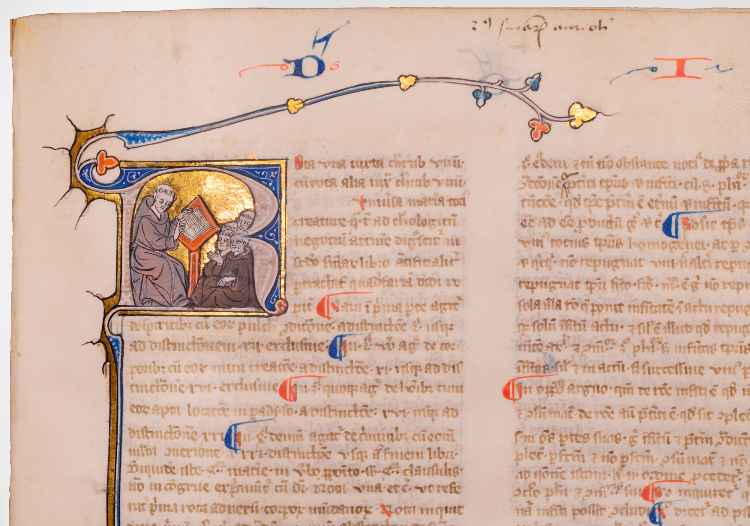 Fotografia przedstawia fragment karty średniowiecznego rękopisu.  W lewym górnym rogu znajduje się inicjał 